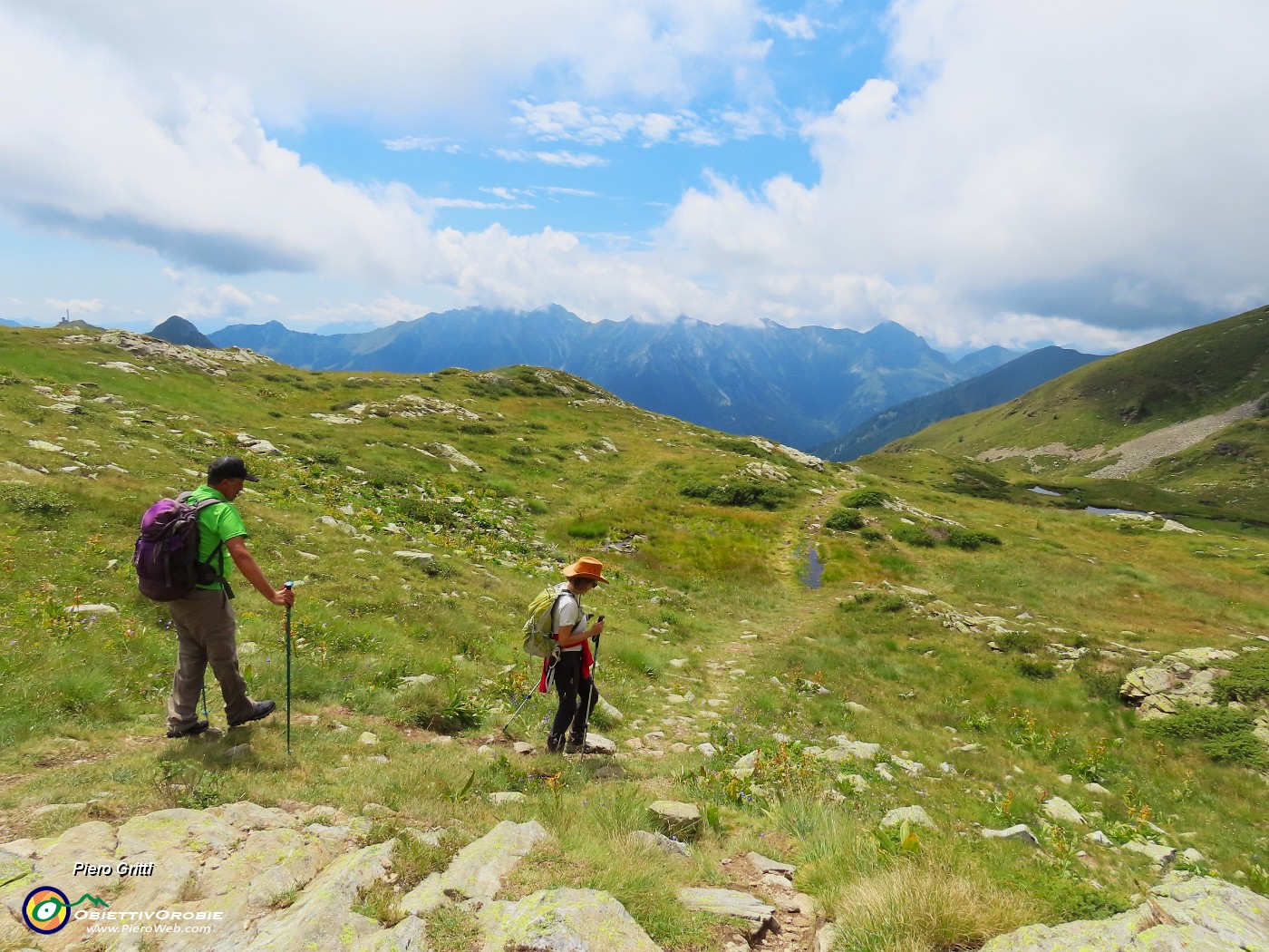 54 Sul sent. 204A scendiamo al Lago Basso delle Foppe.JPG
